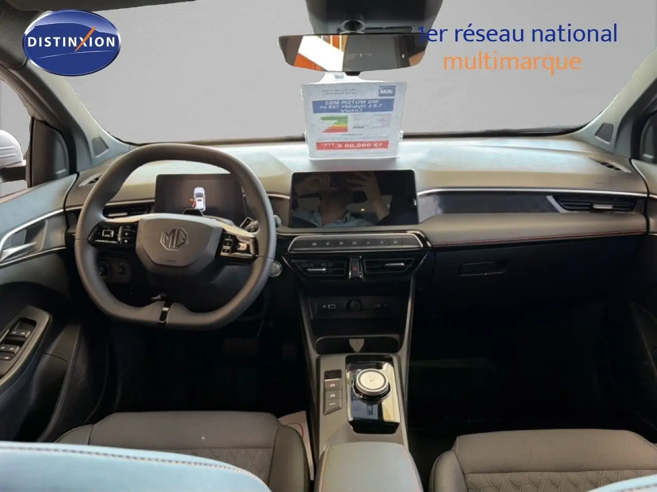 Vue intérieure avant du MG3 1.5L HYBRID+ 195CH LUXURY 2026, tableau de bord moderne avec volant multifonction et écran tactile central.