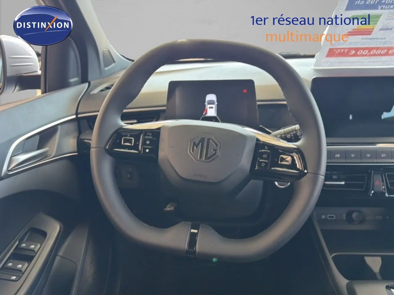 Vue intérieure centrée sur le volant MG du MG3 1.5L Hybrid+ 195ch Luxury en Cosmic Silver, avec tableau de bord et écran digital.
