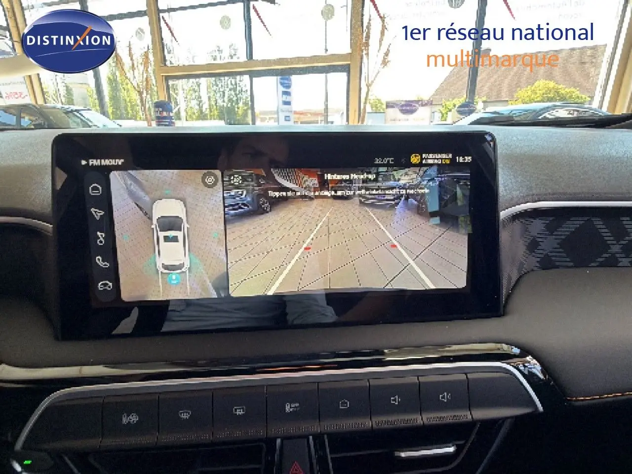 Écran tactile intérieur du MG3 1.5L Hybrid+ 195CH Luxury montrant la caméra de recul et la vue à 360° en mode stationnement.