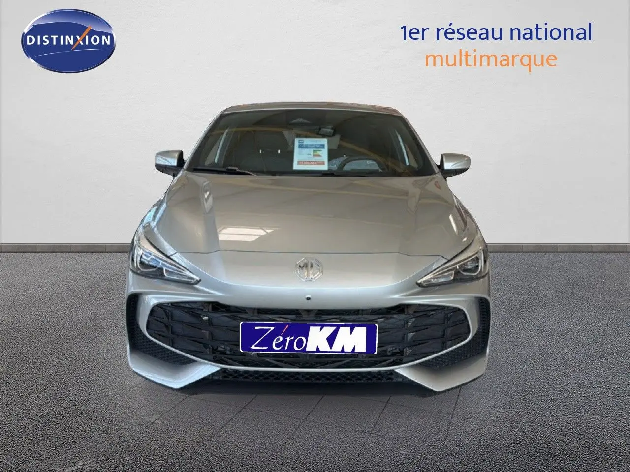 Vue avant d'une MG3 1.5L HYBRID+ 195CH Luxury en Cosmic Silver Metal avec calandre noire et phares fins.