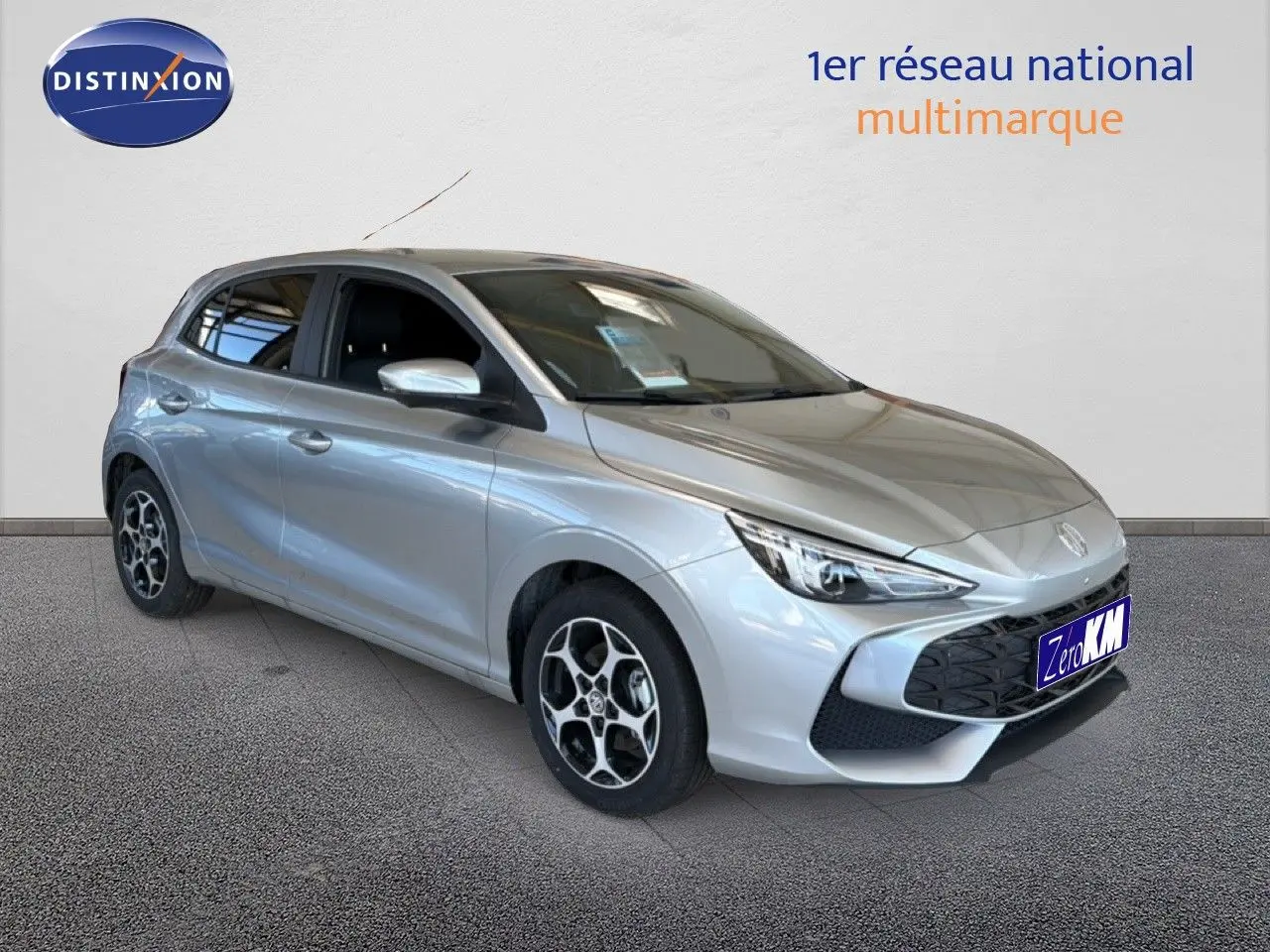 MG3 1.5L Hybrid+ 195ch Luxury en Cosmic Silver, vue 3/4 avant droit avec jantes distinctives.