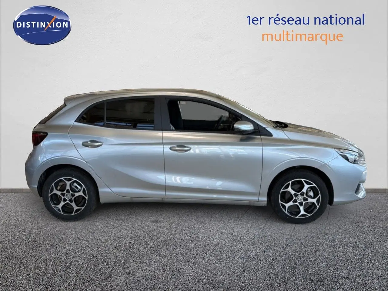 Vue de profil côté gauche d'une MG3 1.5L Hybrid+ 195CH Luxury en Cosmic Silver Metal, avec jantes alliage distinctives.