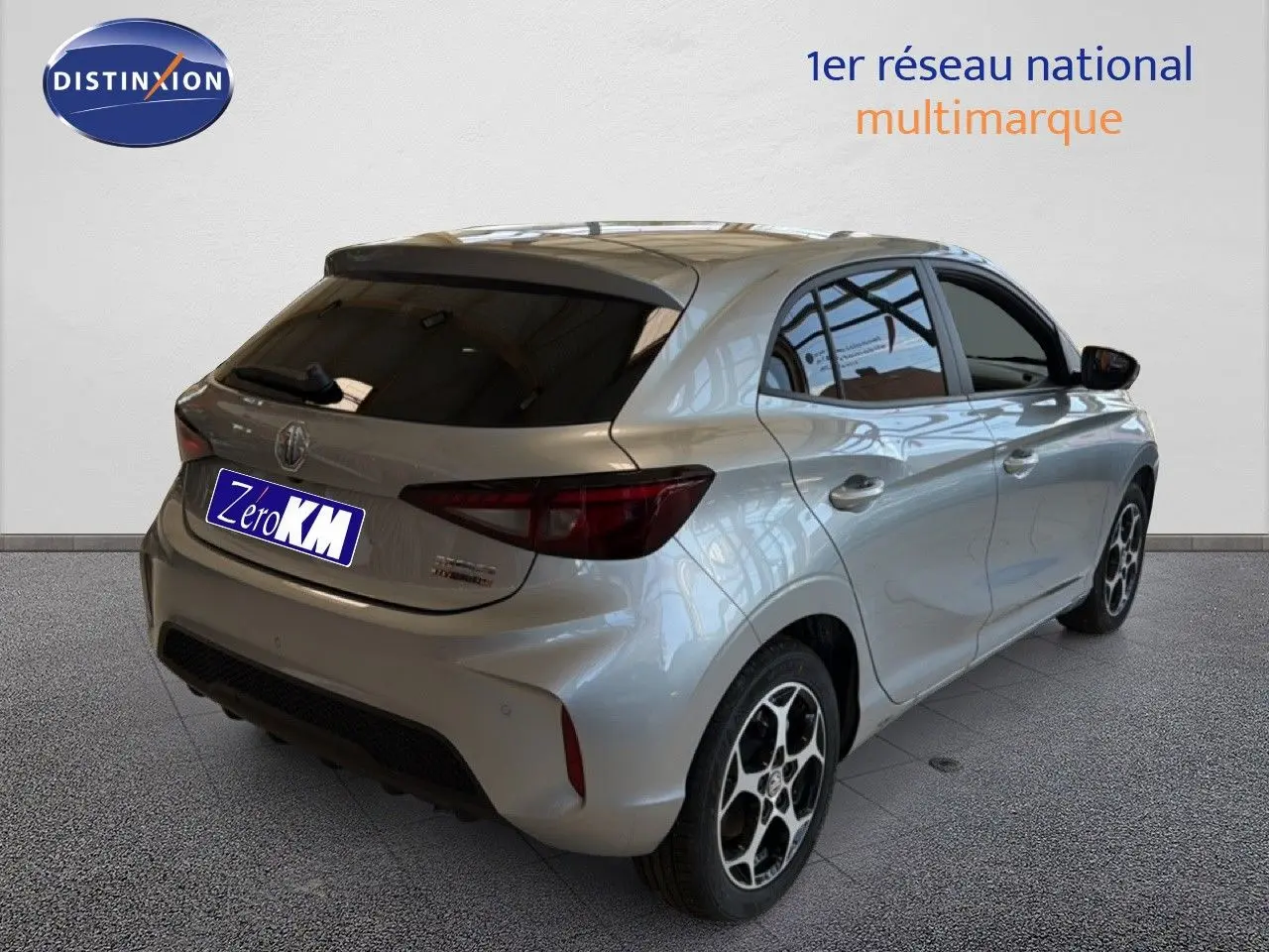 Vue 3/4 arrière droite de la MG3 1.5L Hybrid+ 195ch Luxury en Cosmic Silver Metal avec jantes alliage distinctives.