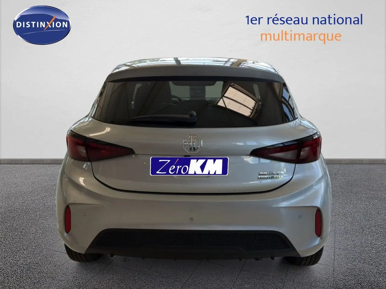Vue arrière d'une MG3 1.5L Hybrid+ 195CH Luxury en Cosmic Silver Metal avec feux arrière sombres et vitre teintée.
