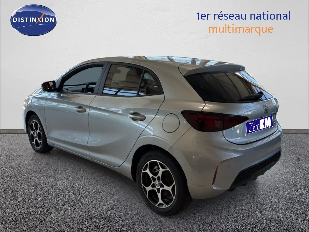 Vue 3/4 arrière droite d'une MG3 1.5L Hybrid+ 195ch Luxury en Cosmic Silver Metal avec jantes alliage noires et vitres teintées.
