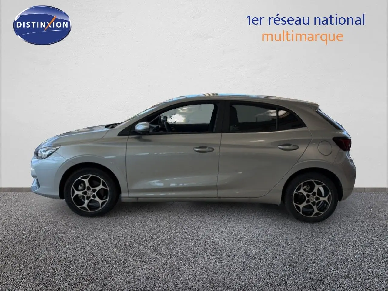 Vue de profil droit de la MG3 1.5L Hybrid+ 195ch Luxury en Cosmic Silver Metal, avec jantes alliage distinctives.