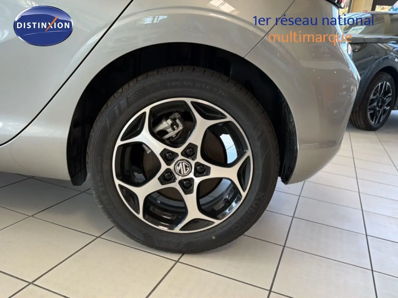 Gros plan sur la roue avant droite de la MG3 1.5L Hybrid+ 195ch Luxury en Cosmic Silver Metal, jante alliage noire et argent.