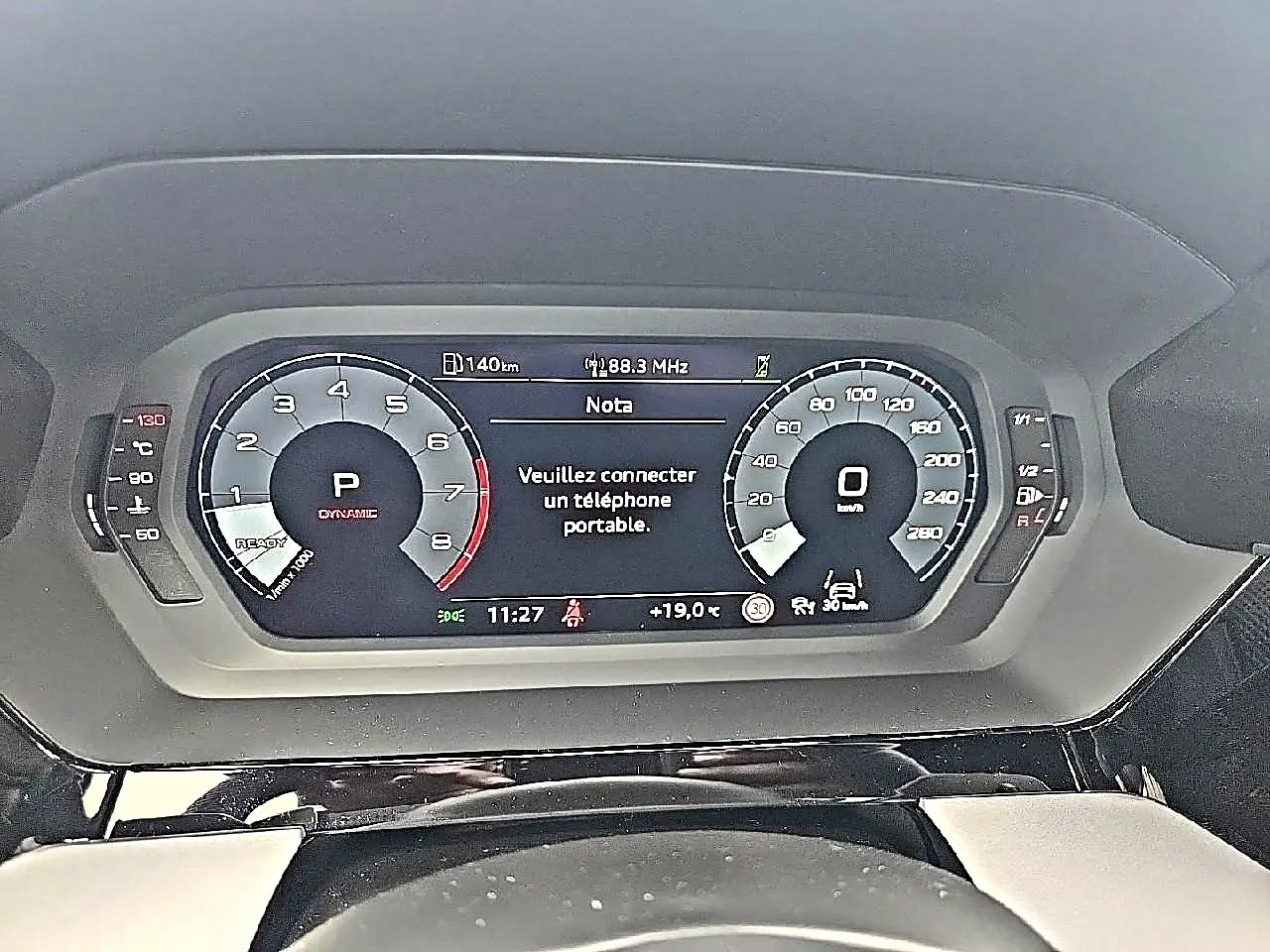 Vue rapprochée du tableau de bord numérique de l'Audi A3 Sportback 2026 affichant vitesse et compte-tours.