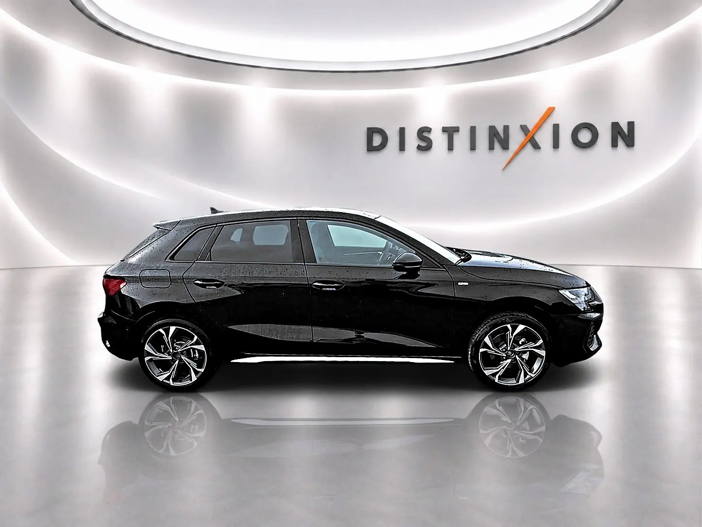 Audi A3 Sportback noir mythos vue de profil côté gauche sur fond blanc avec logo Distinxion en arrière-plan.