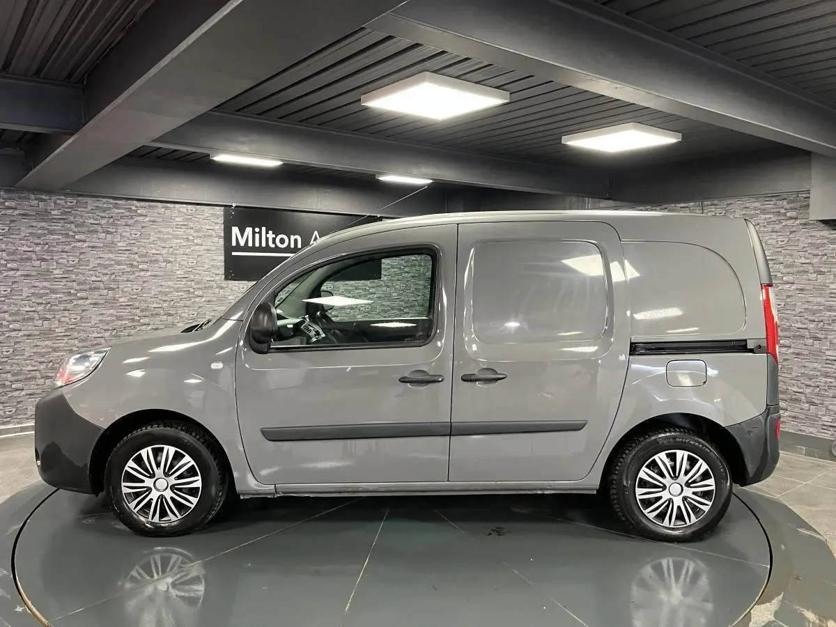 Profil côté gauche d'un Renault Kangoo Express gris foncé, utilitaire avec porte latérale coulissante et enjoliveurs Brigantin.
