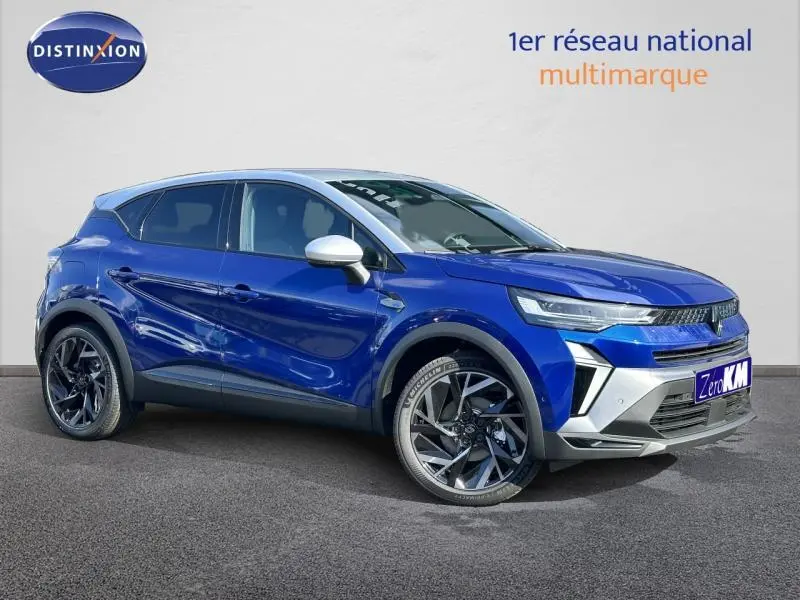 Renault Captur 1.6 E-Tech hybride bleu 3/4 avant droit avec jantes alu et rétroviseurs blancs