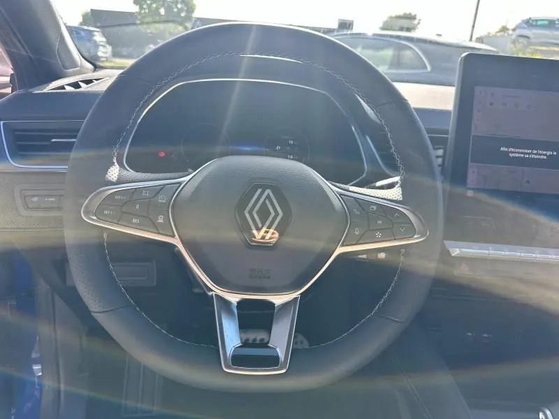 Volant cuir multifonction noir du Renault Captur 1.6 E-Tech esprit Alpine, avec logo V6 au centre, vue de face intérieure.