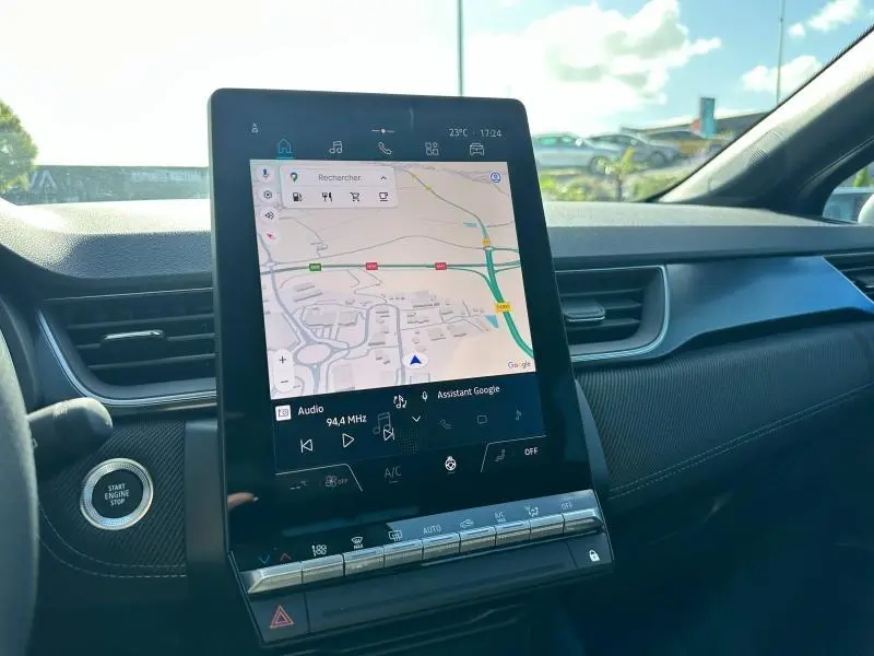 Vue intérieure du tableau de bord du Renault Captur 2025 avec écran tactile central affichant la navigation GPS.