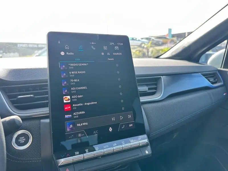 Intérieur du Renault Captur 2025, vue du tableau de bord avec écran tactile central et finition bleue sur la planche de bord.