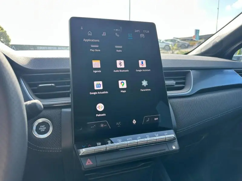 Écran tactile vertical central avec applications multimédia dans l'habitacle du Renault Captur 2025 esprit Alpine.