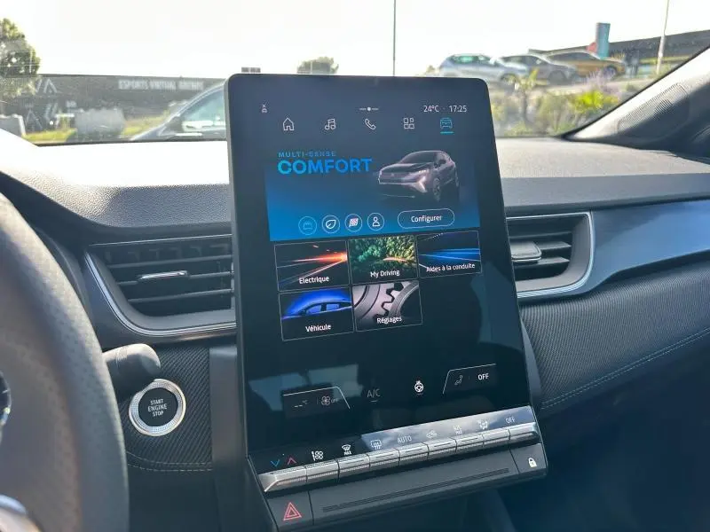 Écran tactile central du tableau de bord du Renault Captur 2025 rouge Flamme, affichant le mode confort multimode.