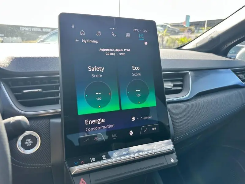 Écran tactile central du tableau de bord du Renault Captur 2025 rouge Flamme, vue intérieure côté passager.