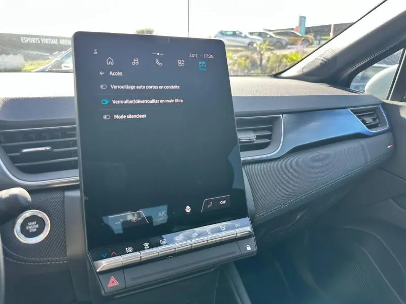 Intérieur avant droit du Renault Captur 2025 avec écran tactile vertical et tableau de bord bleu esprit Alpine.