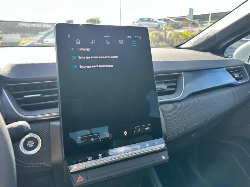 Intérieur du Renault Captur 2025 avec écran tactile vertical et tableau de bord gris texturé côté droit.