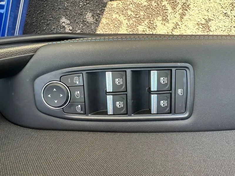 Panneau de commandes des vitres électriques et rétroviseurs côté gauche du Renault Captur rouge Flamme 2025 esprit Alpine.