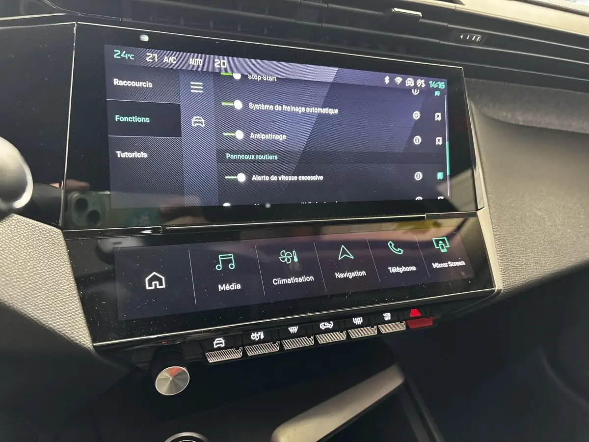 Tableau de bord tactile de la Peugeot 308 PureTech 130 S&S Allure 2024, affichage multifonctions et commandes climatisation visibles.