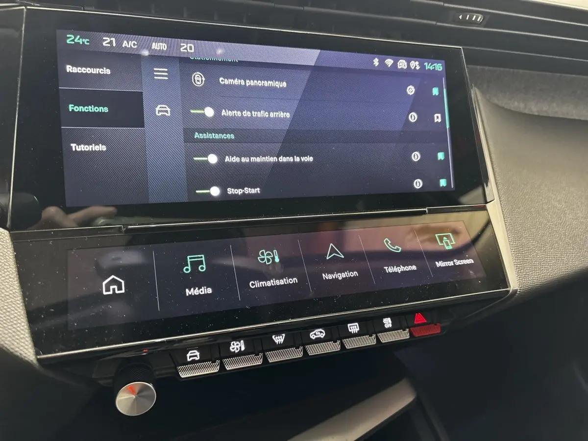 Vue rapprochée de l'écran tactile central et des commandes de la Peugeot 308 gris clair, version PureTech 130 S&S ALLURE 2024.