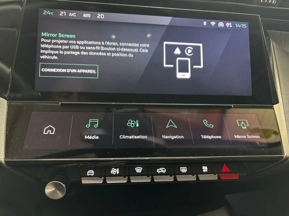 Écran tactile central de la Peugeot 308 gris clair 2024 affichant les options Mirror Screen et navigation.