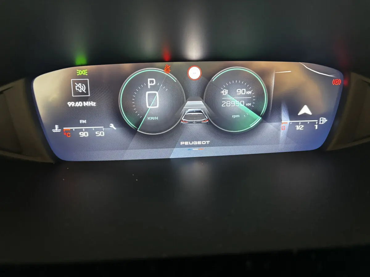 Affichage numérique du combiné d'instruments de la Peugeot 308 PureTech 130, avec vitesse, compte-tours et alertes visibles.