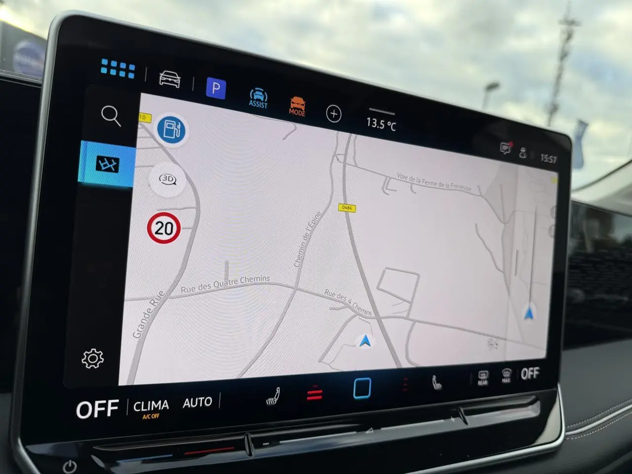 Écran tactile du système de navigation Discover Media dans un Volkswagen Tiguan 2024, intérieur moderne et épuré.