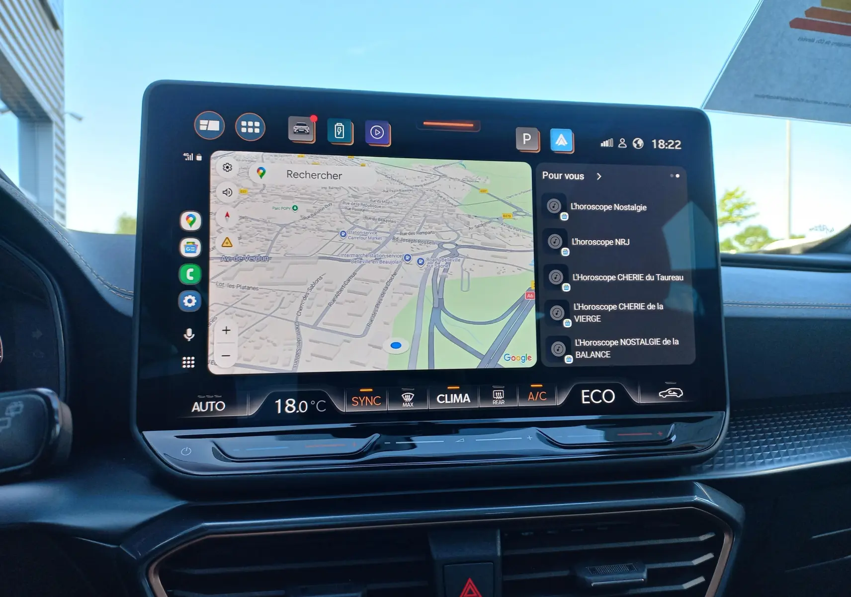 Écran tactile central du tableau de bord du CUPRA Formentor gris magnétique, affichant navigation et climatisation.