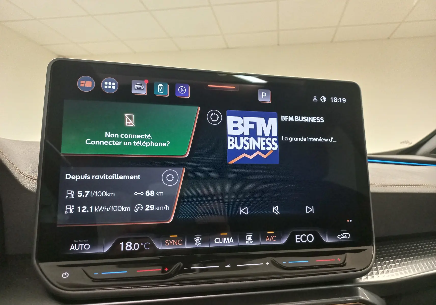 Écran tactile central affichant les consommations et la radio dans l’habitacle d’une CUPRA Formentor gris magnétique.