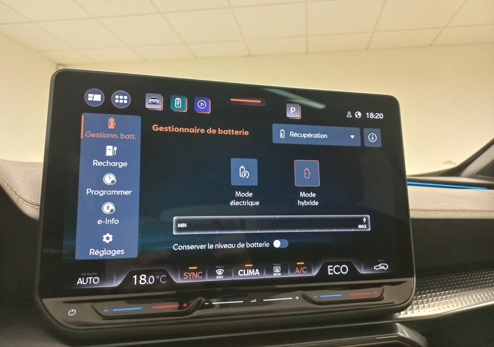 Écran tactile intérieur du CUPRA Formentor 1.5 EHybrid 2025 affichant le gestionnaire de batterie et la climatisation.