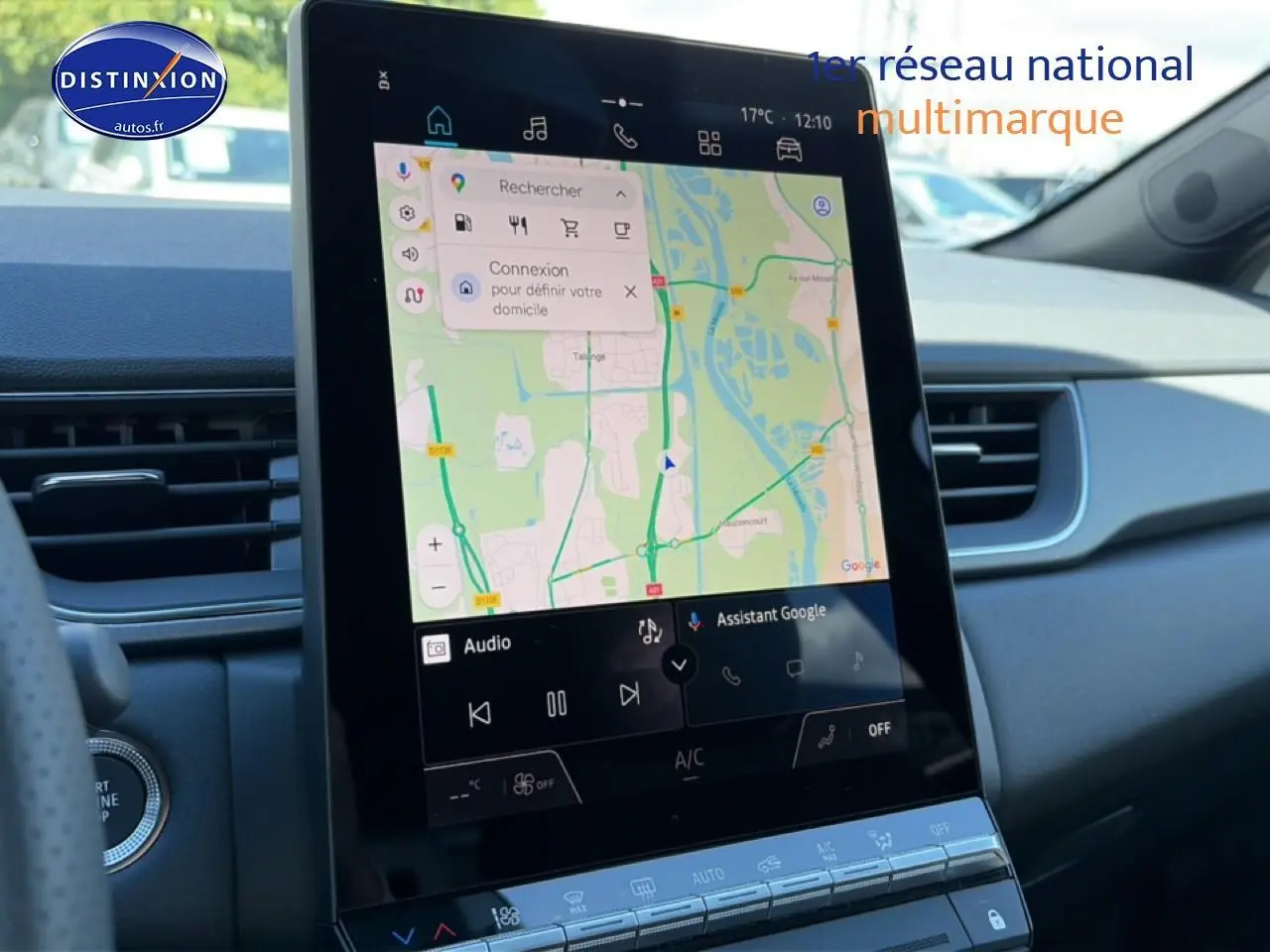 Écran tactile central du tableau de bord du Renault Captur 2026, affichant une carte GPS en navigation.