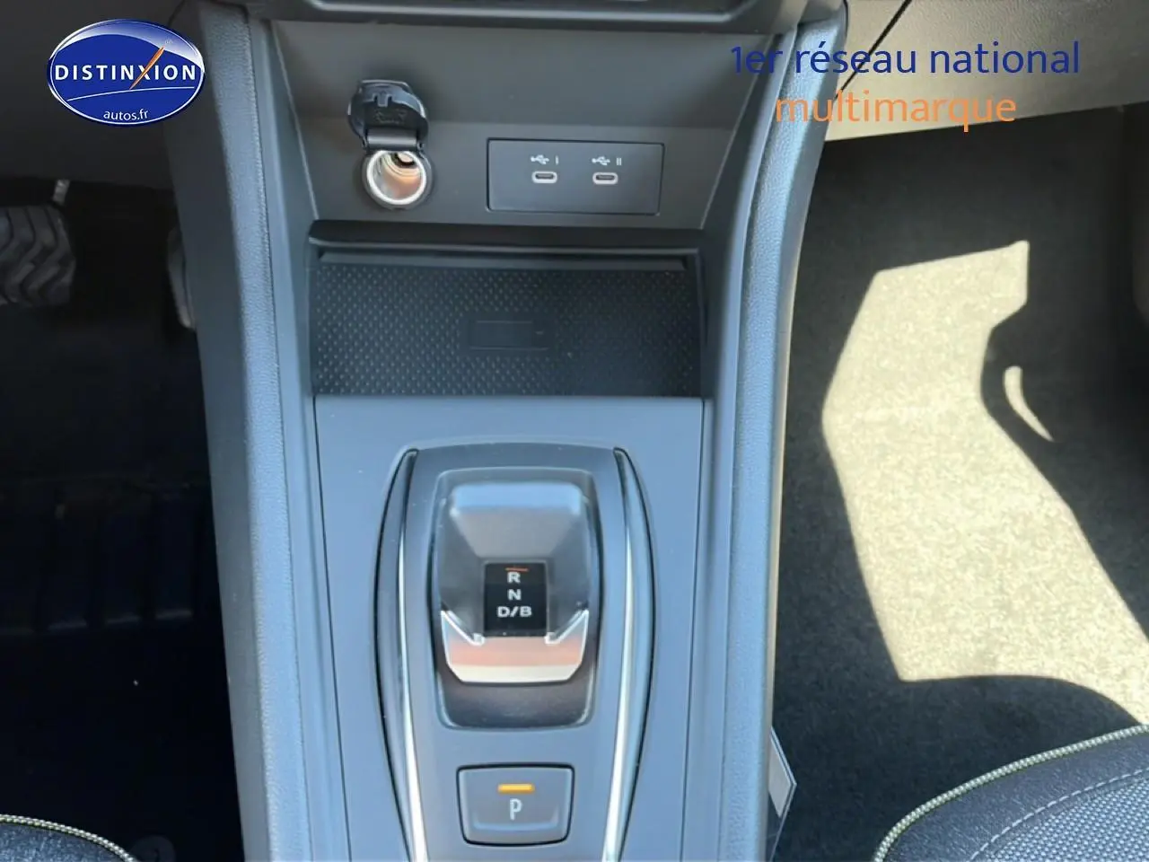Vue rapprochée du levier de vitesses automatique sur la console centrale du Renault Captur 2026 rafale toit noir.
