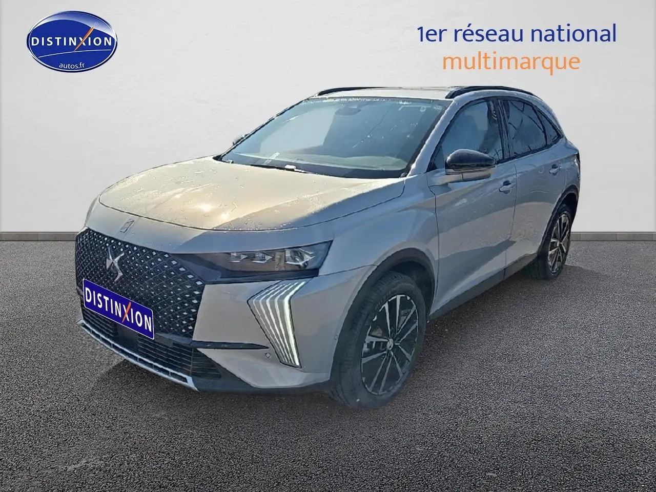 DS7 1.5 BlueHDi 130 Edition France en cristal pearl, vue 3/4 avant avec calandre noire et jantes alliage noires.
