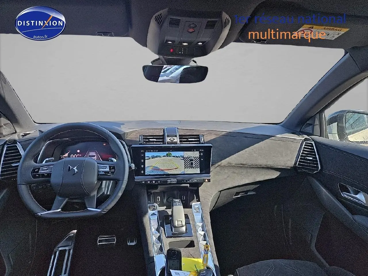 Vue intérieure avant du DS7 1.5 BlueHDi 130 Edition France, tableau de bord moderne avec écran tactile et volant DS cuir noir.