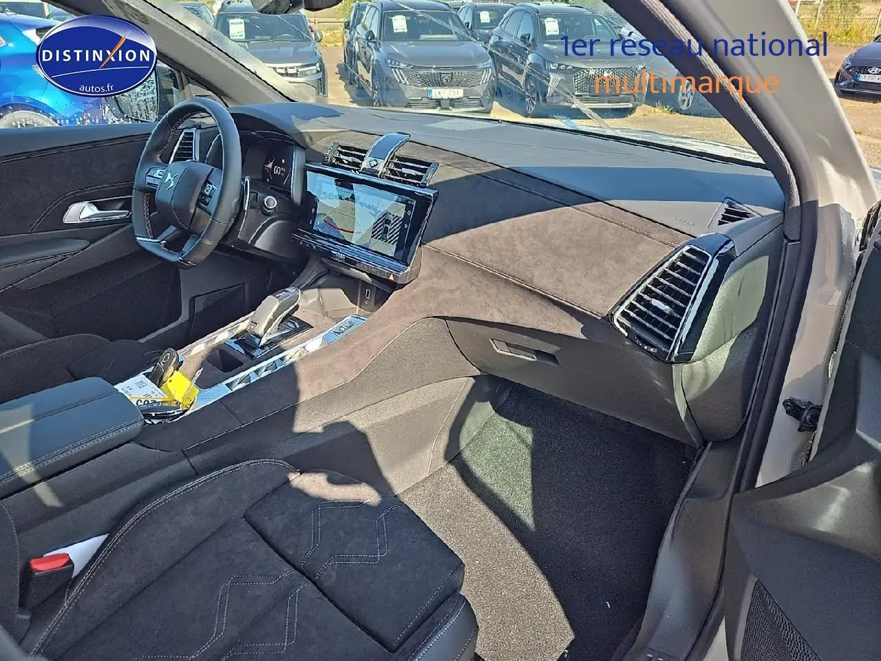 Intérieur avant droit du DS7 1.5 BlueHDi 130 Edition France avec tableau de bord en alcantara et écran tactile 12,3 pouces.