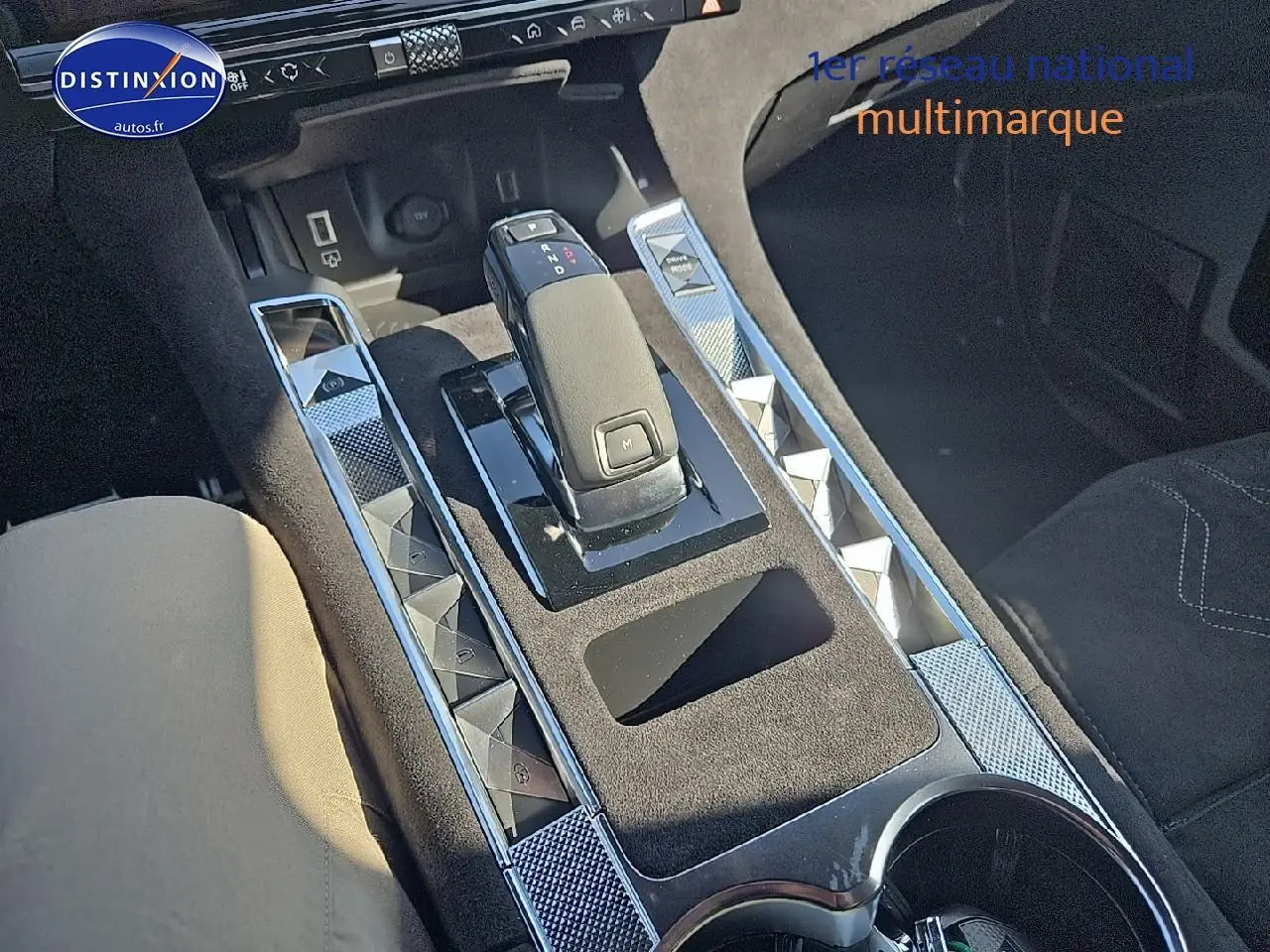 Console centrale vue de dessus du DS7 1.5 BlueHDi 130 Edition France, avec levier de vitesses et inserts chromés raffinés.