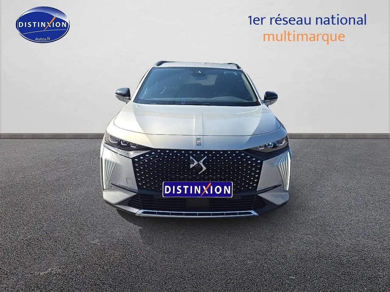 Vue frontale du DS7 1.5 BlueHDi 130 Edition France en Cristal Pearl avec calandre noire et éclairage DS Pixel LED.