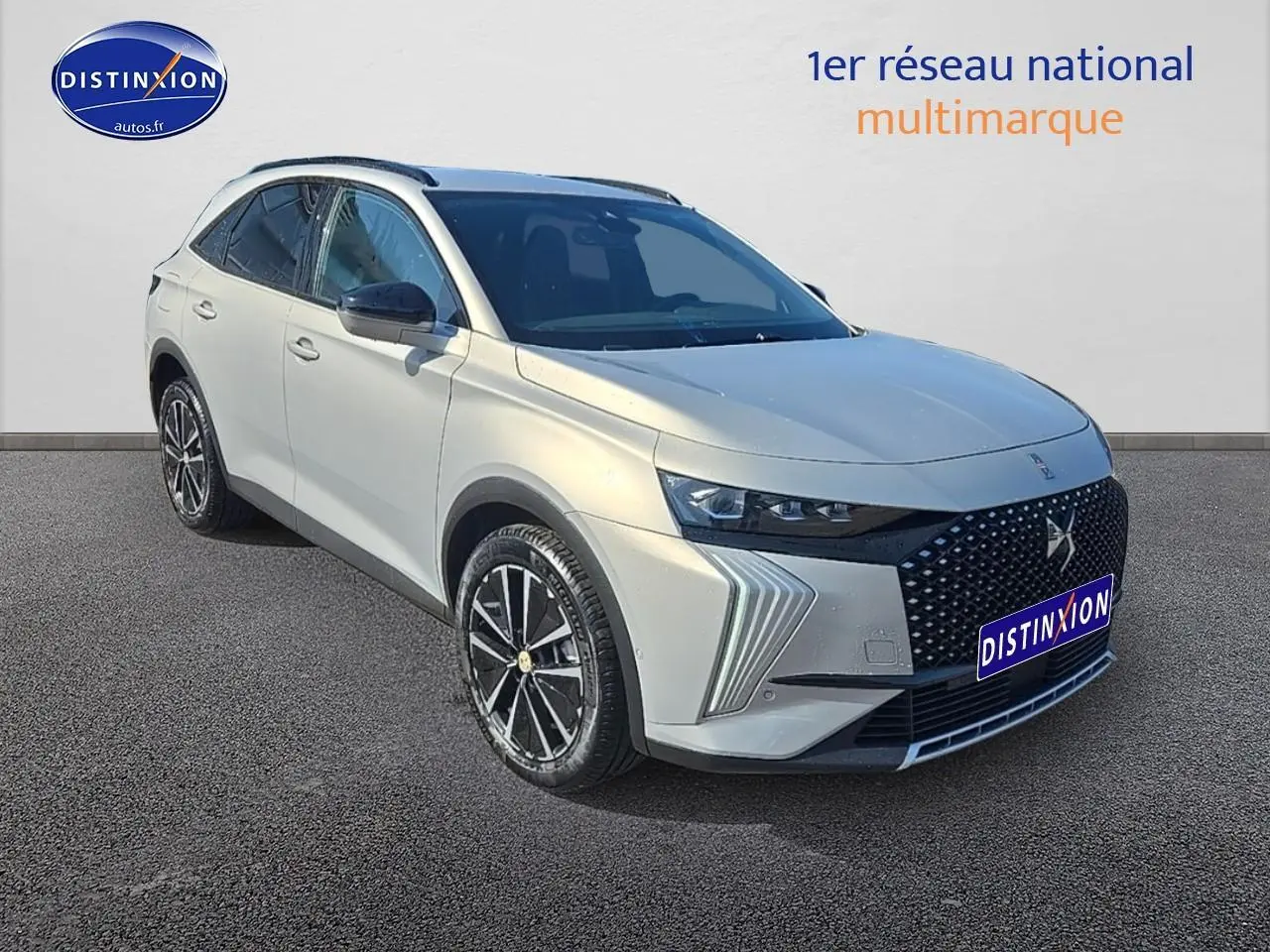 DS7 1.5 BlueHDi 130 Edition France en cristal pearl, vue 3/4 avant avec calandre noire et jantes noires distinctives.