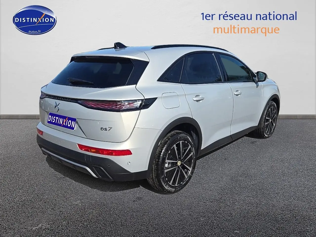 Vue 3/4 arrière droite d'un DS7 Cristal pearl avec vitres surteintées et jantes noires distinctives.