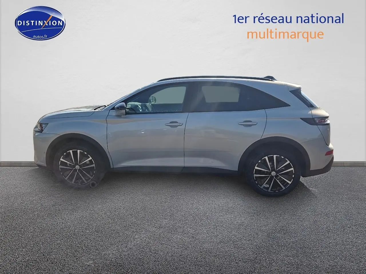 Profil côté gauche du SUV DS7 1.5 BlueHDi 130 édition France en Cristal Pearl avec jantes noires et vitres surteintées.