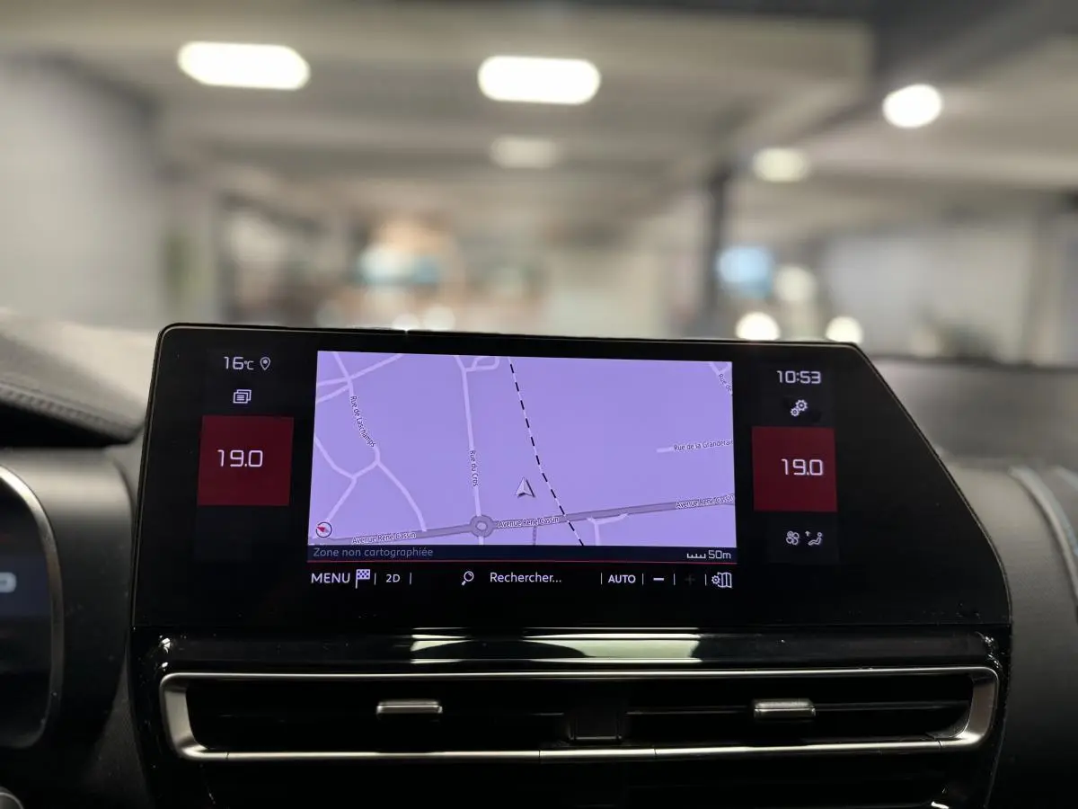 Écran tactile central du tableau de bord du Citroën C5 Aircross noir, affichant la navigation et la climatisation.
