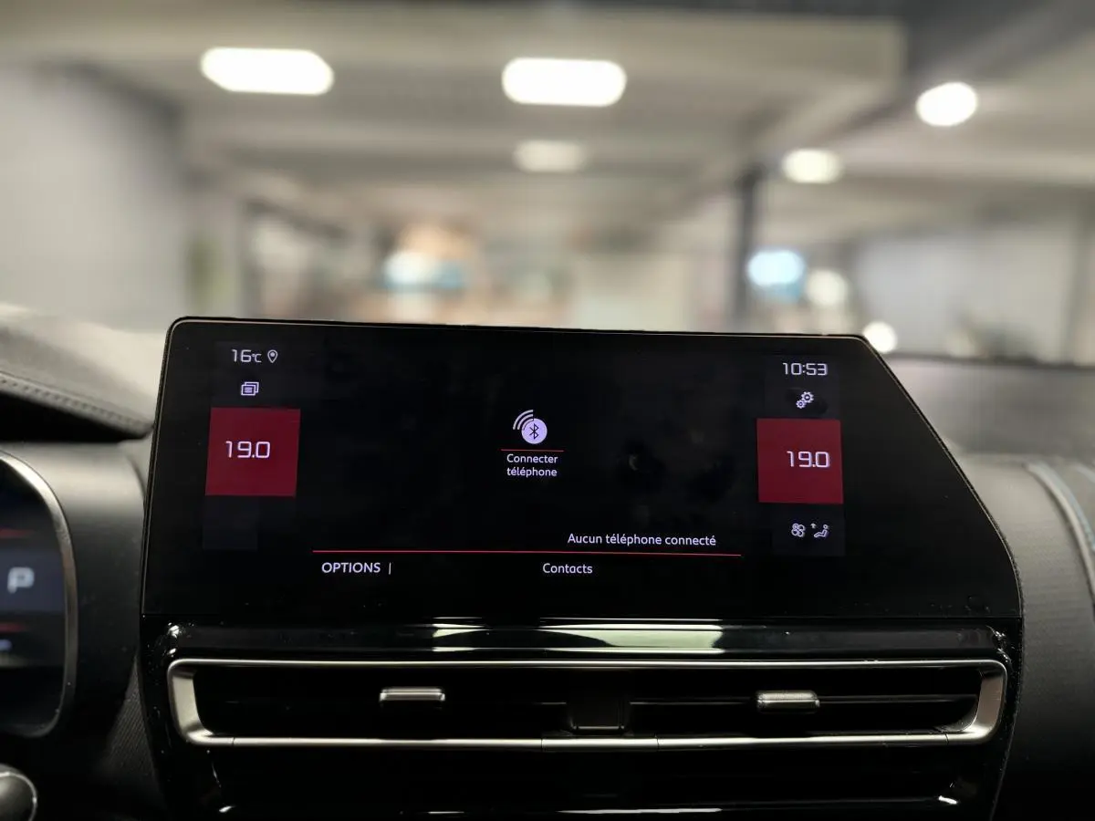 Écran tactile central du tableau de bord du Citroën C5 Aircross noir, affichant la connexion Bluetooth et la température à 19°C.
