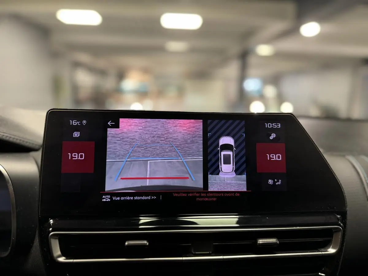 Écran tactile du tableau de bord montrant la caméra de recul et l'aide au stationnement du Citroën C5 Aircross noir.