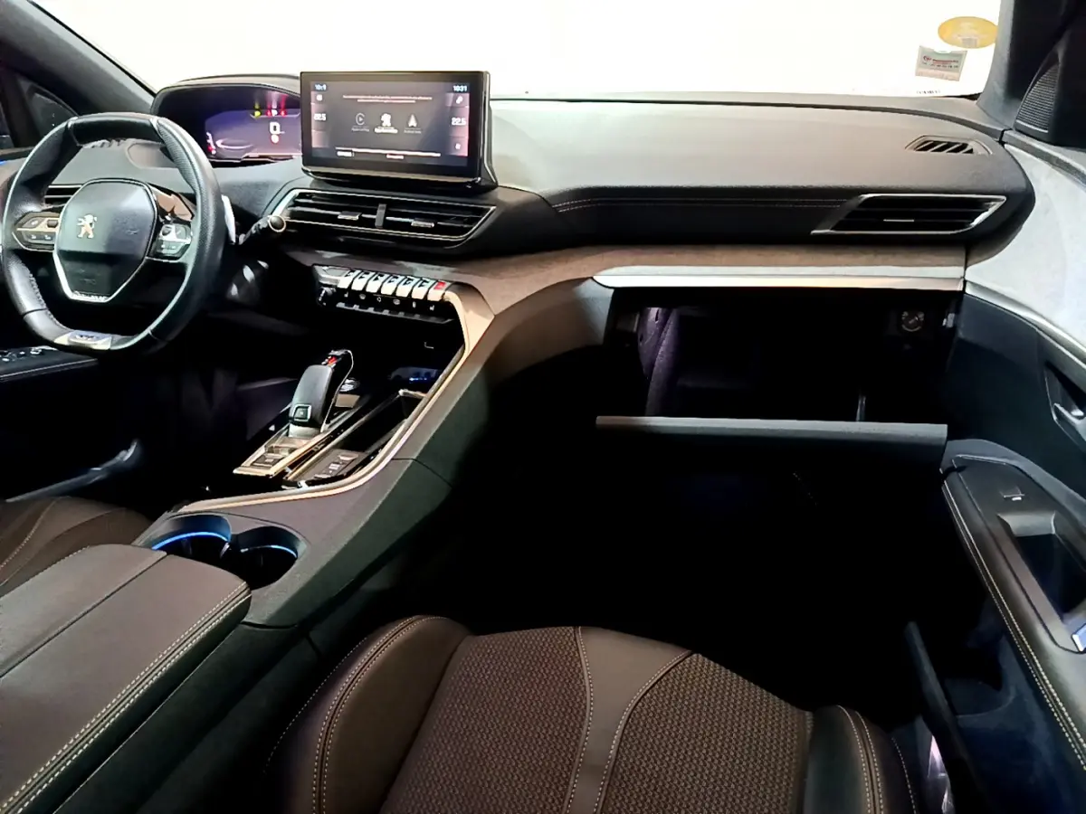 Intérieur noir du Peugeot 3008 GT 2023 vu côté passager, avec tableau de bord numérique et écran tactile central.