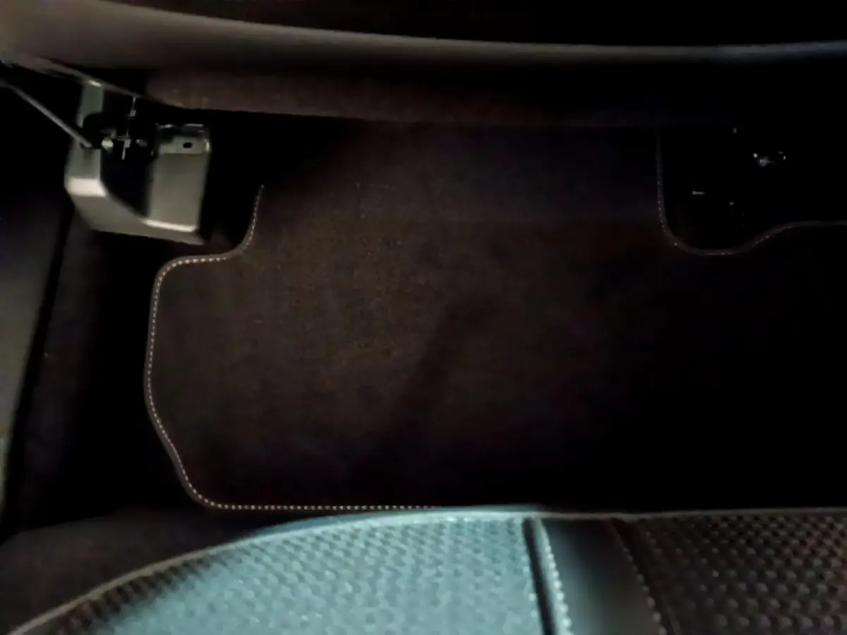 Tapis de sol noir avec surpiqûres blanches côté conducteur du Peugeot 3008 GT 2023 Diesel.