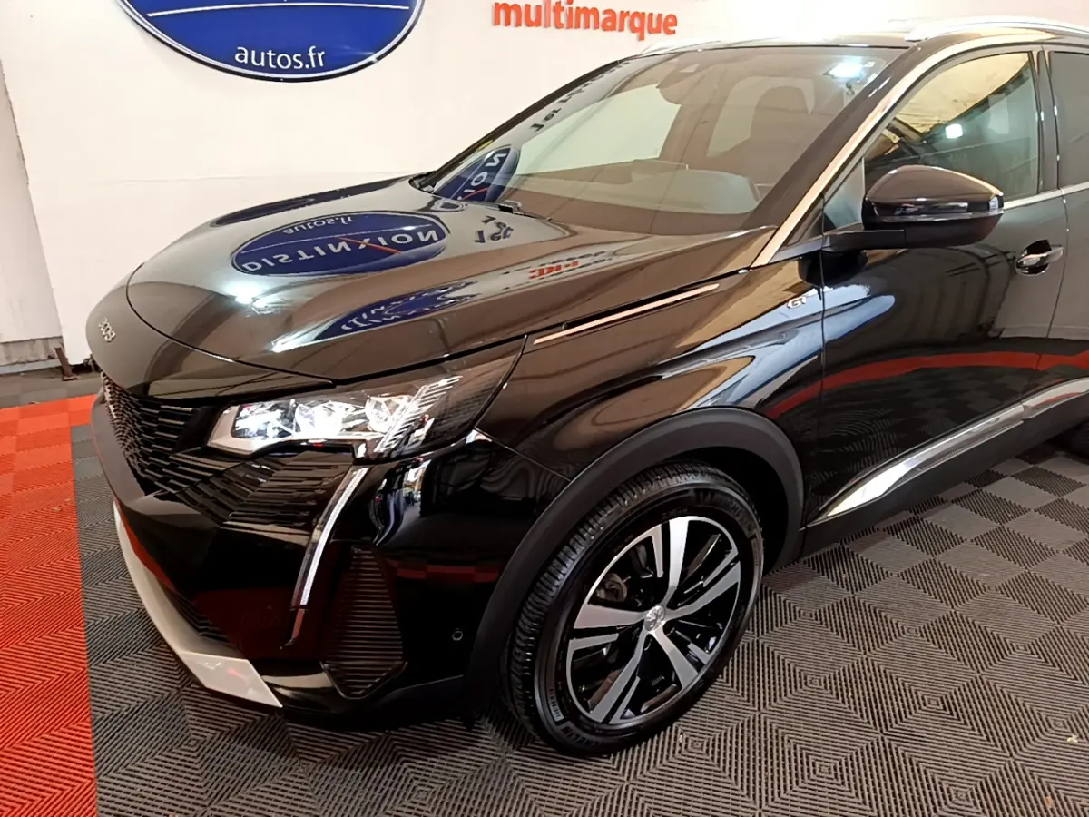 Vue 3/4 avant droit du Peugeot 3008 GT noir brillant, mettant en valeur ses phares LED et jantes alliage distinctives.