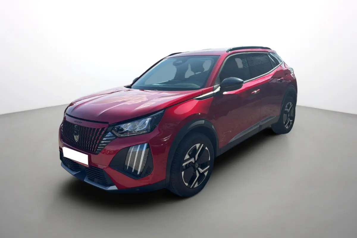 Peugeot 2008 Hybrid 145 en rouge elixir, vue 3/4 avant droit, avec jantes alu et vitres teintées.