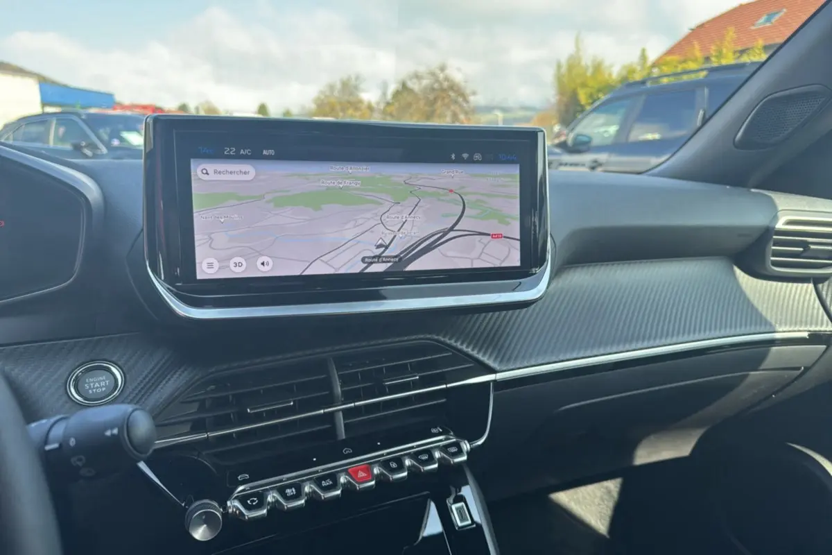 Vue intérieure du tableau de bord du Peugeot 2008 Hybrid 145 Allure Plus avec écran tactile GPS et finition noire moderne.